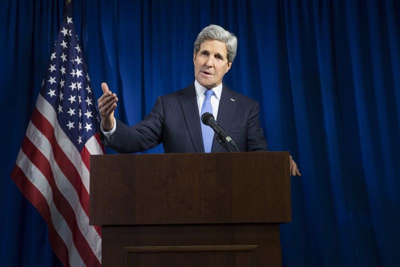 © Reuters. U.S. Secretary of State John Kerry delivers remarks during a news conference at the U.S. Embassy in London