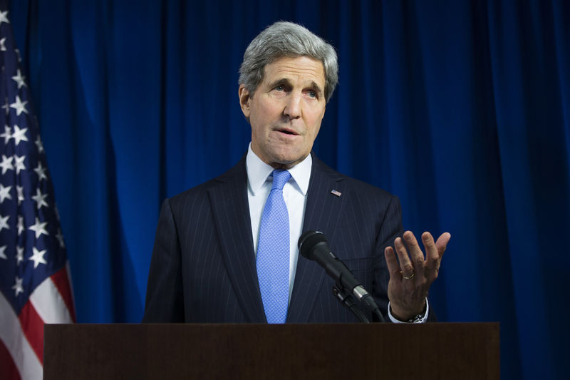 © Reuters. U.S. Secretary of State John Kerry delivers remarks during a news conference at the U.S. Embassy in London