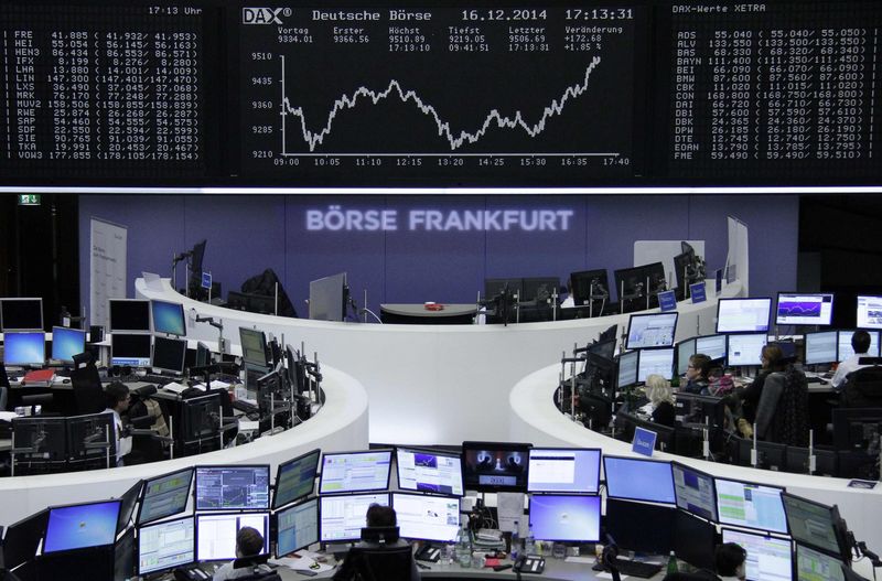 © Reuters. Bolsas europeas repuntan al final de la sesión ante recuperación del rublo