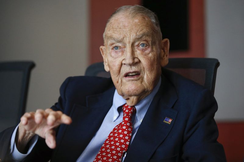 © Reuters. File photo of Bogle founder and retired CEO of The Vanguard Group, speaks during the Global Wealth Management Summit in New York