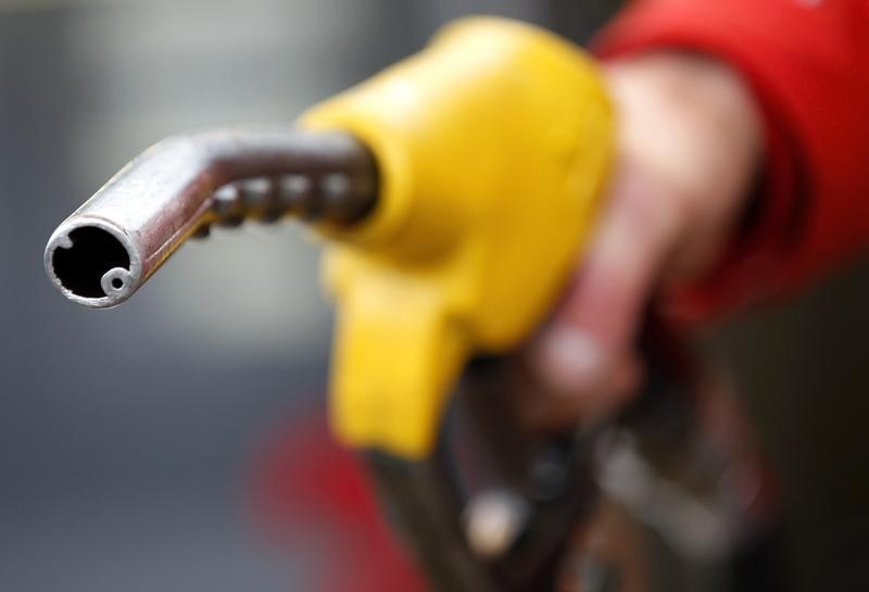 © Reuters. An attendant prepares to refuel a car at a petrol station in Rome