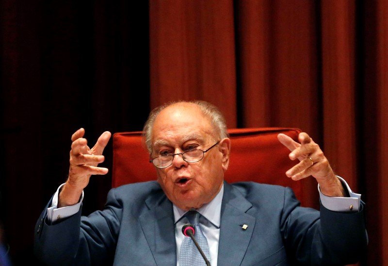 © Reuters. Catalonia's former president Pujol gestures during his response to the Committee on Institutional Affairs at Catalonia's Parliament in Barcelona