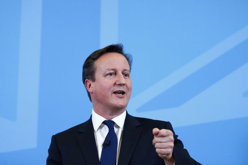 © Reuters. Britain's Prime Minister David Cameron speaks on the economy to an audience at a school in Poole, southern England