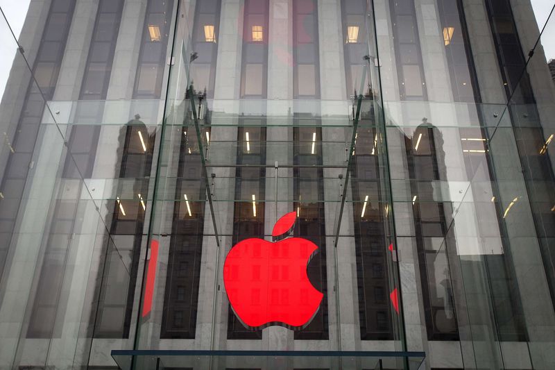 © Reuters. The Apple logo is illuminated in red at the Apple Store on 5th Avenue to mark World AIDS Day, in the Manhattan borough of New York