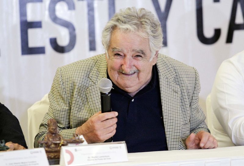 © Reuters. Presidente do Uruguai, José Mujica, sorri durante cerimônia de assinatura de acordos no México 