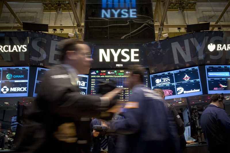 © Reuters. WALL STREET TERMINE EN BAISSE