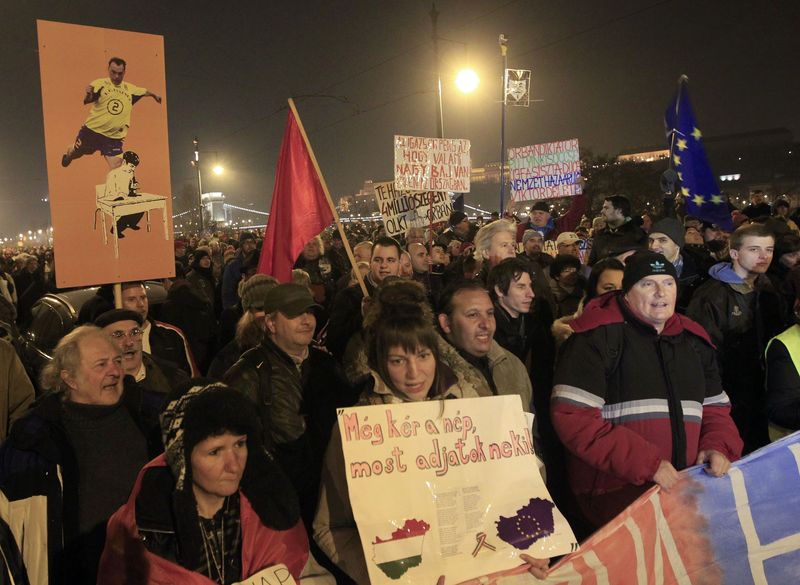 Протесты в венгрии. Венгрия антиправительственный митинг. Митинг в Будапеште против повышения цен фото.