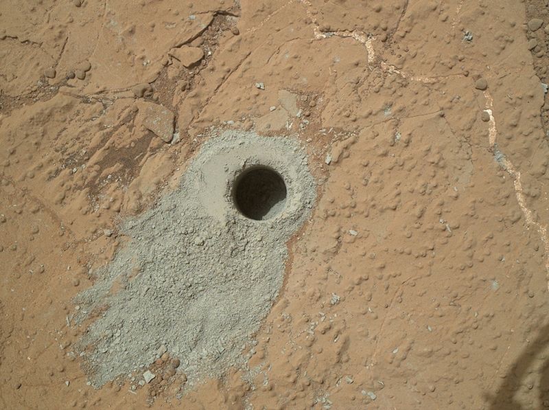 © Reuters. Veículo explorador Curiosity perfura rocha em Marte