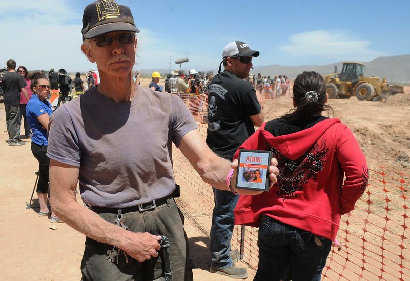 © Reuters. File photo of Randy Horn showing his personal copy of "E.T. the Extra-Terrestrial" at the old Alamogordo Landfill dig site in Alamogordo
