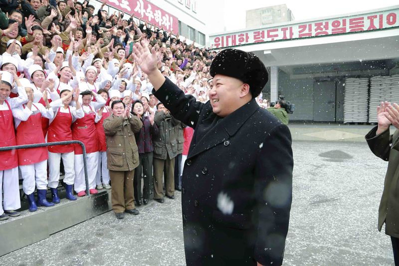 © Reuters. North Korean leader Kim Jong Un waves to workers during a visit to the Pyongyang Children's Foodstuff Factory