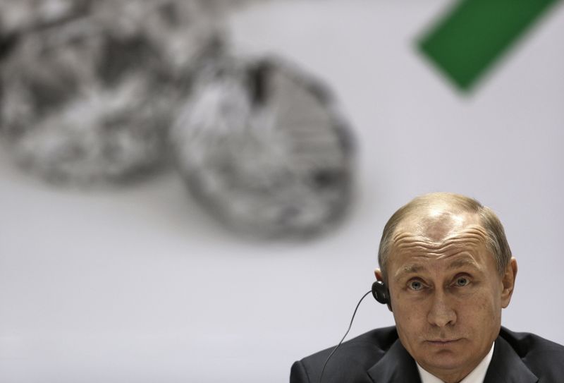 © Reuters. Russian President Putin attends the inauguration of World Diamond Conference in New Delhi