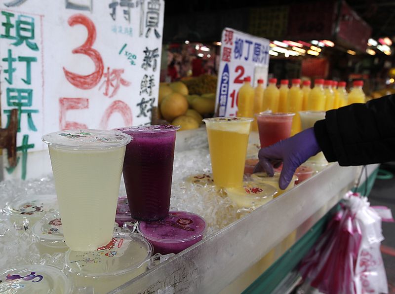 © Reuters. Cups of juice are arranged at a fruit stall in a traditional market in Taipei