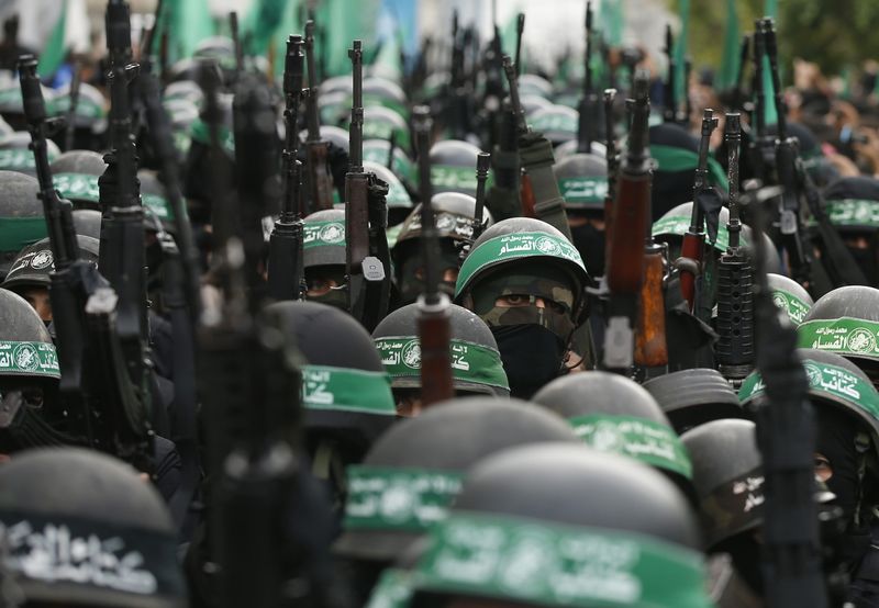 © Reuters. Palestinian members of al-Qassam Brigades take part in a military parade in Gaza City