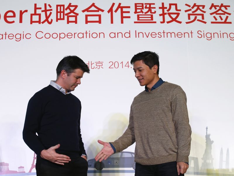 © Reuters. Baidu Inc. Chairman and CEO Li reaches out to shake hands with Uber CEO Kalanick during the Baidu and Uber strategic cooperation and investment signing ceremony in Beijing