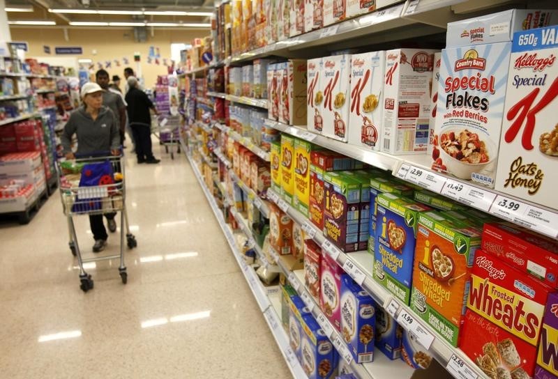 © Reuters. Customers shop for groceries in a supermarket in London