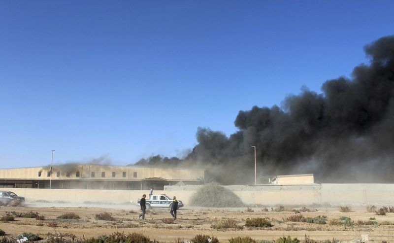 © Reuters. Black smoke billows from a warehouse after an airstrike in Zawura