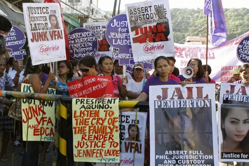 © Reuters. Activists participate in a protest to seek justice for a Filipino transgender Jeffrey Laude, who also goes by the name Jennifer, outside a justice hall at Olongapo city
