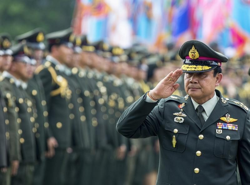 © Reuters. Thailand's Prime Minister Prayuth Chan-ocha salutes members of the Royal Thai Army after a handover ceremony for the new Royal Thai Army Chief at the Thai Army Headquarters in Bangkok