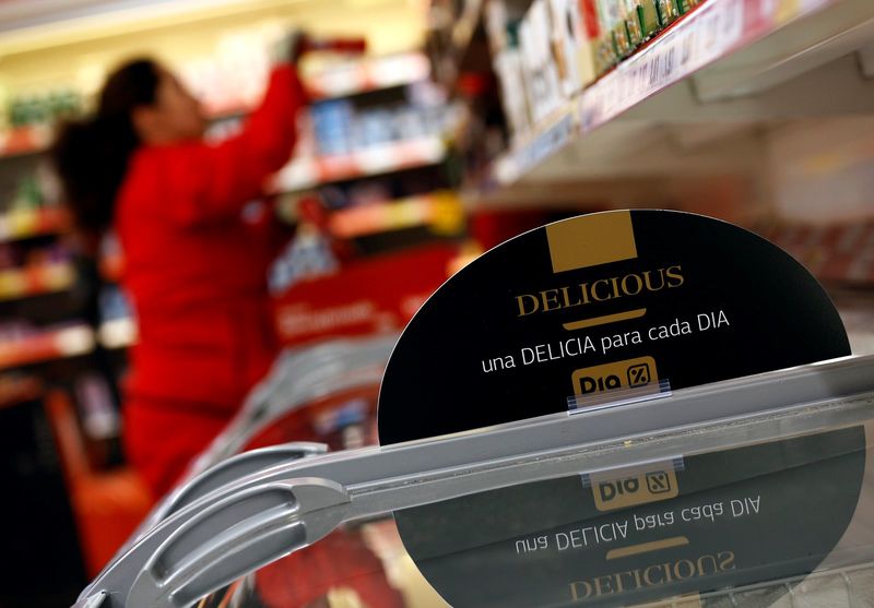 © Reuters. DIA busca ampliar gama de productos para subir cuota de mercado