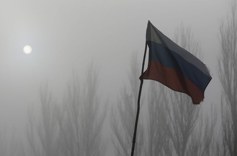 © Reuters. Bandeira da Rússia em posto de verificação em cidade ao nordeste de Donetsk, Ucrânia