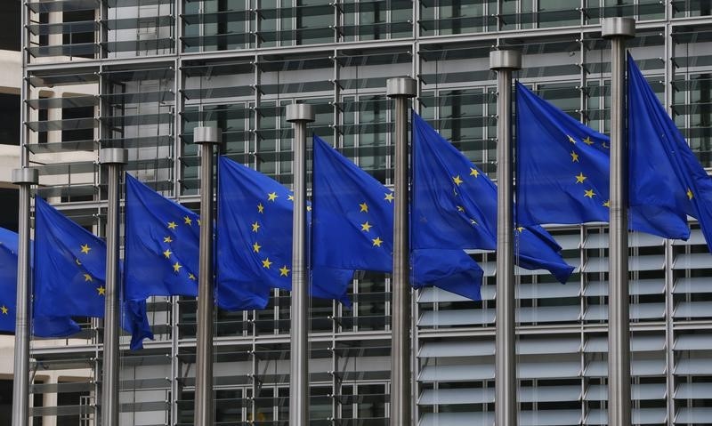 © Reuters. Bandeiras da UE vistas fora da sede da Comissão Europeia em Bruxelas 