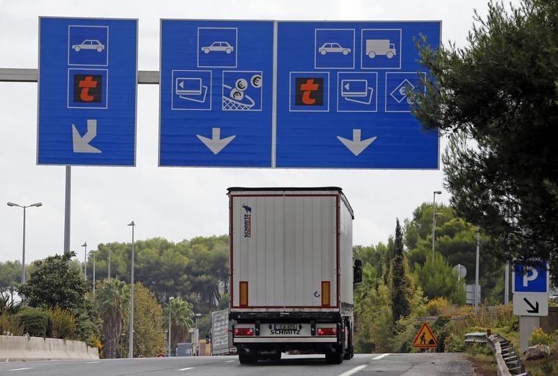 © Reuters. DES DÉPUTÉS PERSISTENT À VOULOIR DÉNONCER LES CONTRAITS DE CONCESSION DES AUTOROUTES