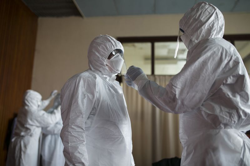 © Reuters. Médicos de Serra Leoa vestem roupas protetoras em Freetown, Serra Leoa 