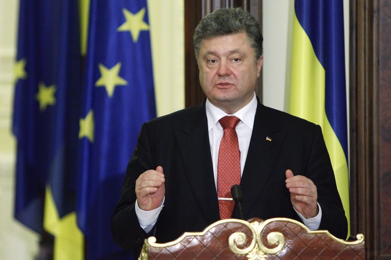 © Reuters. Ukraine's President Poroshenko gestures at a news conference with EU High Representative for Foreign Affairs and Security Policy Mogherini in Kiev