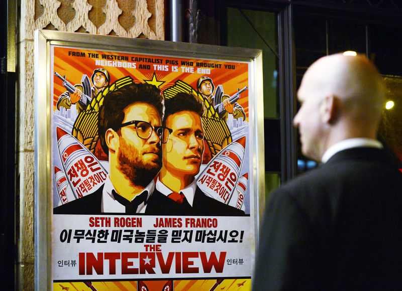 © Reuters. Segurança na entrada de um cinema em frente ao pôster do filme "A Entrevista", em Los Angeles