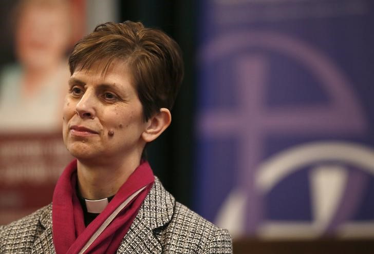 © Reuters. A primeira bispa da Igreja da Inglaterra Libby Lane em Stockport, norte da Inglaterra 