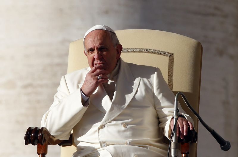 © Reuters. Papa Francisco durante audiência semanal na Praça São Pedro, na Cidade do Vaticano