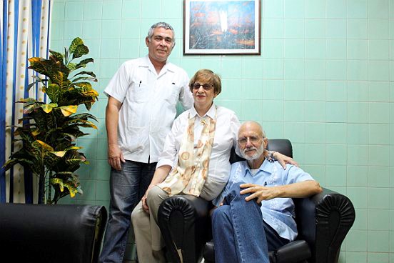 © Reuters. Norte-americano Alan Gross (à direita) posa para foto no Hospital Militar Carlos J Finlay, em Havana, em 28 de setembro de 2012.