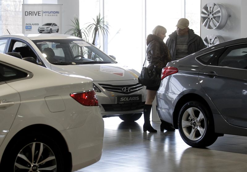 © Reuters. Люди в дилерском центре Hyundai в Ставрополе