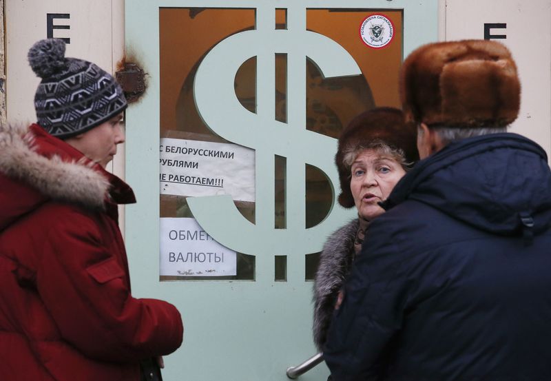 © Reuters. LA BANQUE CENTRALE RUSSE VA INTERVENIR POUR SOUTENIR LE ROUBLE