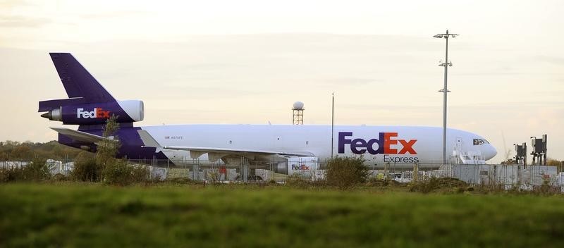 © Reuters. Самолет FedEx в аэропорту Станстед под Лондоном