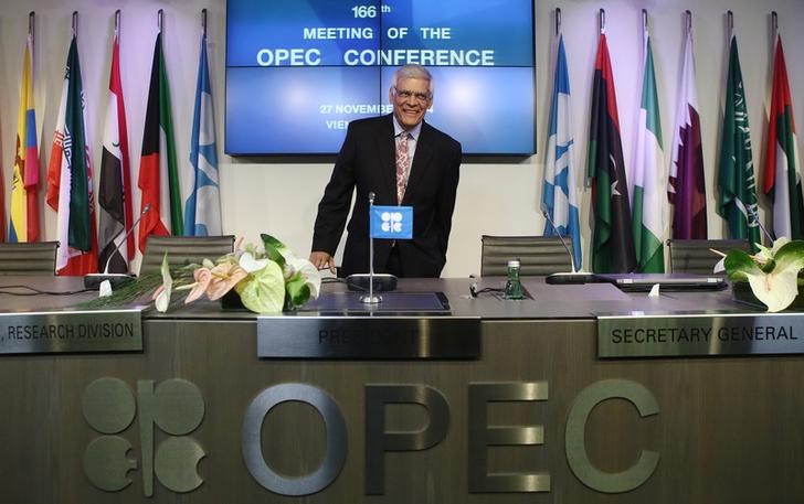 © Reuters. OPEC Secretary-General al-Badri arrives for a news conference after a meeting of OPEC oil ministers at OPEC's headquarters in Vienna