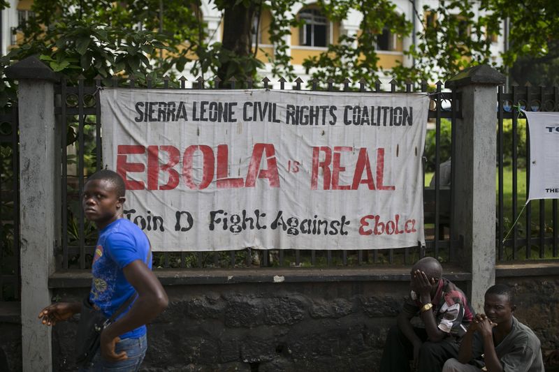 © Reuters. سيراليون تبدأ حملة تفتيش في المنازل عن مرضى الإيبولا