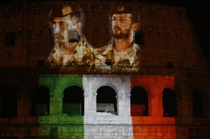 © Reuters. L'immagine dei due marò proiettata sul Colosseo, a Roma