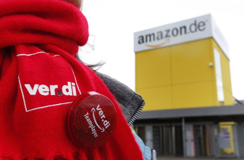 © Reuters. Empleados de cuatro almacenes alemanes de Amazon amplían huelga hasta el sábado