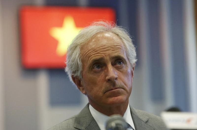 © Reuters. U.S. Senator Bob Corker of Tennessee listens to questions from journalists during a news briefing in Hanoi