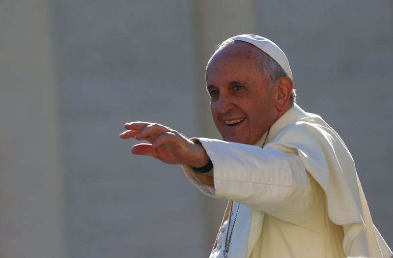 © Reuters. Papa Francisco acena no fim de audência geral no Vaticano