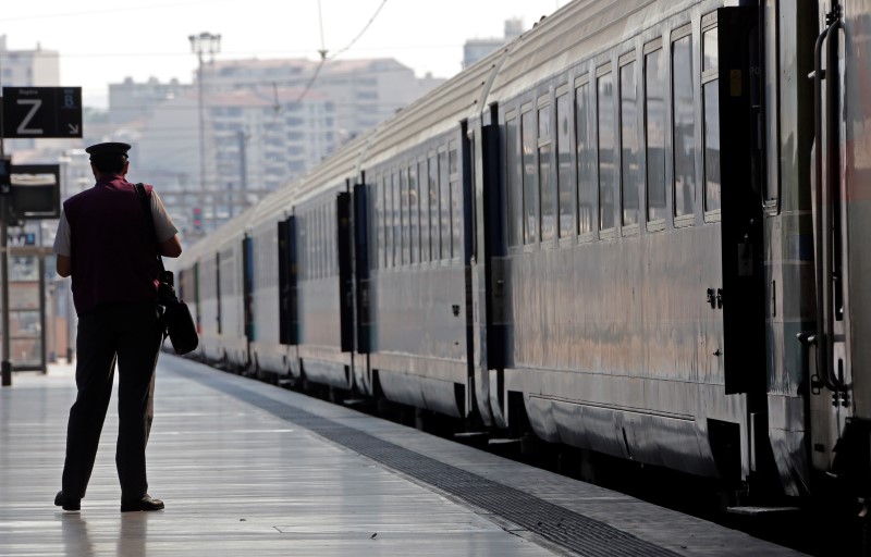 © Reuters. LE GUIDE BEAUTÉ DE LA SNCF FAIT DES REMOUS