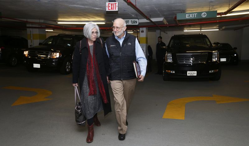 © Reuters. Alan and Judy Gross walk through a parking garage after arriving for a news conference in Washington 