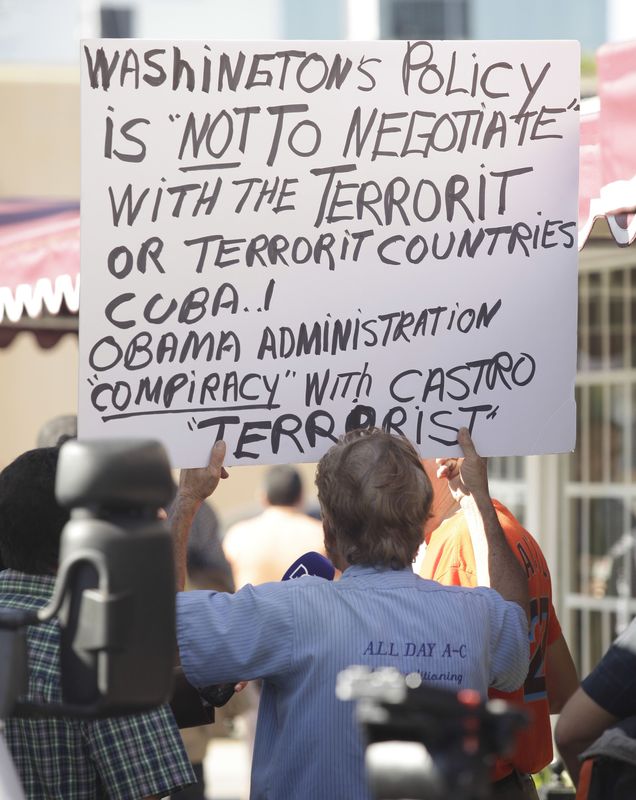 © Reuters. Anti-Castro activist Miguel Saavedra protests in Little Havana in Miami