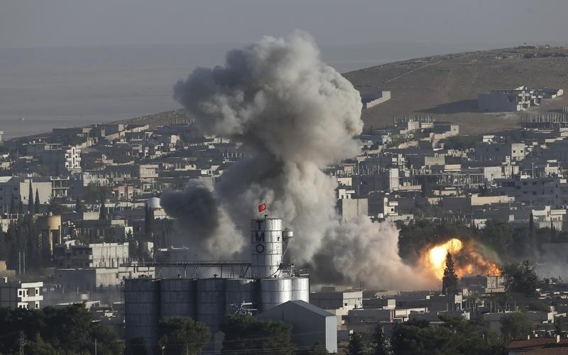 © Reuters. Smoke rises after an US-led air strike in the Syrian town of Kobani