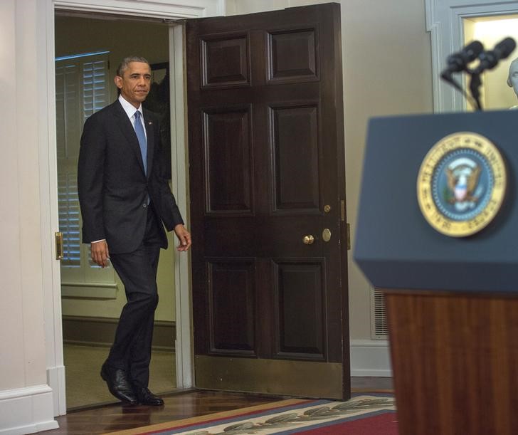 © Reuters. Obama entra em sala da Casa Branca para fazer declaração sobre Cuba 