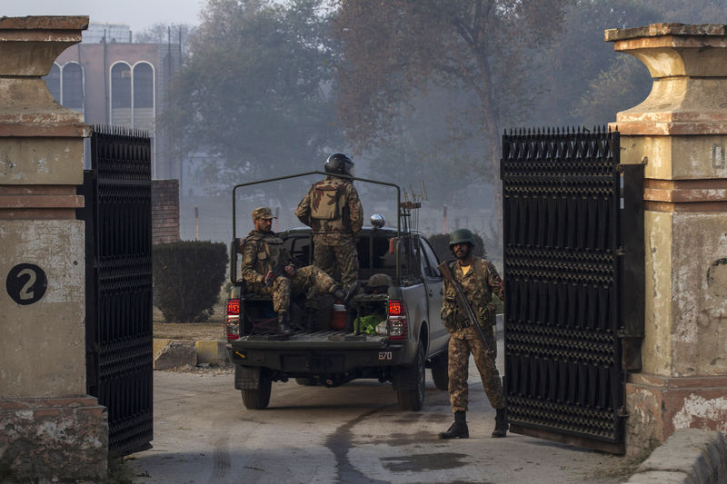 © Reuters. الموقف ضد طالبان قد يتحول من اللين إلى الشدة بعد مذبحة بيشاور