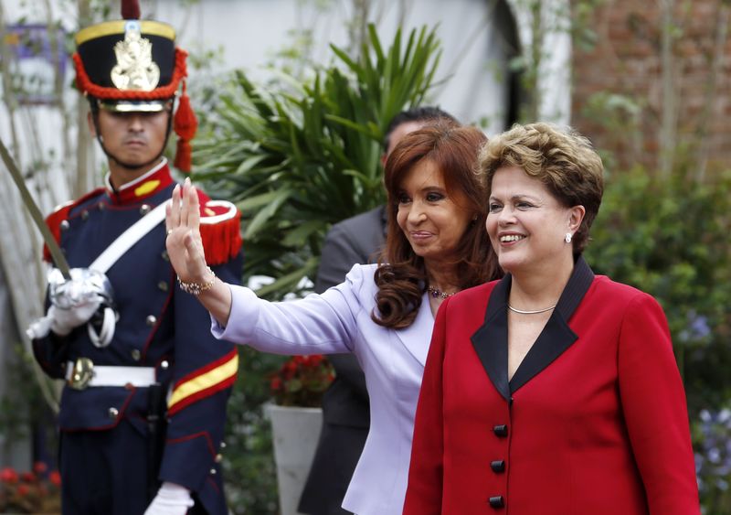 © Reuters. Presidente Dilma ao lado da presidente argentina, Cristina Kirchner