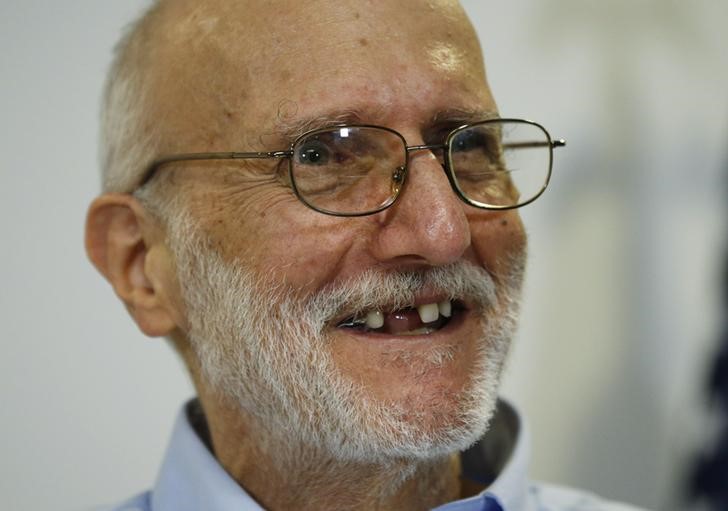 © Reuters. Alan Gross sorri durante entrevista em Washington 