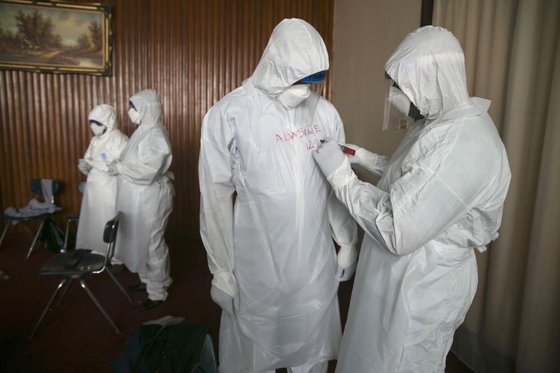 © Reuters. منظمة:وفيات الايبولا تقترب من 7000 وتباطؤ معدل انتشار المرض في سيراليون